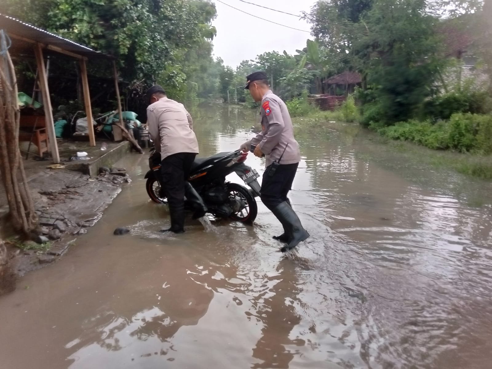 Hujan deras yang mengguyur Magetan, Jawa Timur selama beberapa jam menyebabkan banjir di sebagian kawasan Kecamatan Kartoharjo,Kamis (7/3).