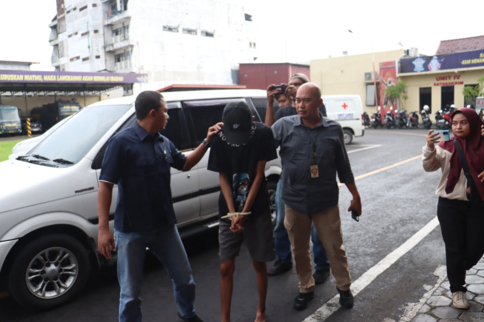 Polres Mojokerto Kota berhasil mengamankan RK seorang pemuda asal Kemlagi Kab. Mojokerto yang menjadi pelaku penyimpangan seksual (threesome) terhadap kekasihnya. 