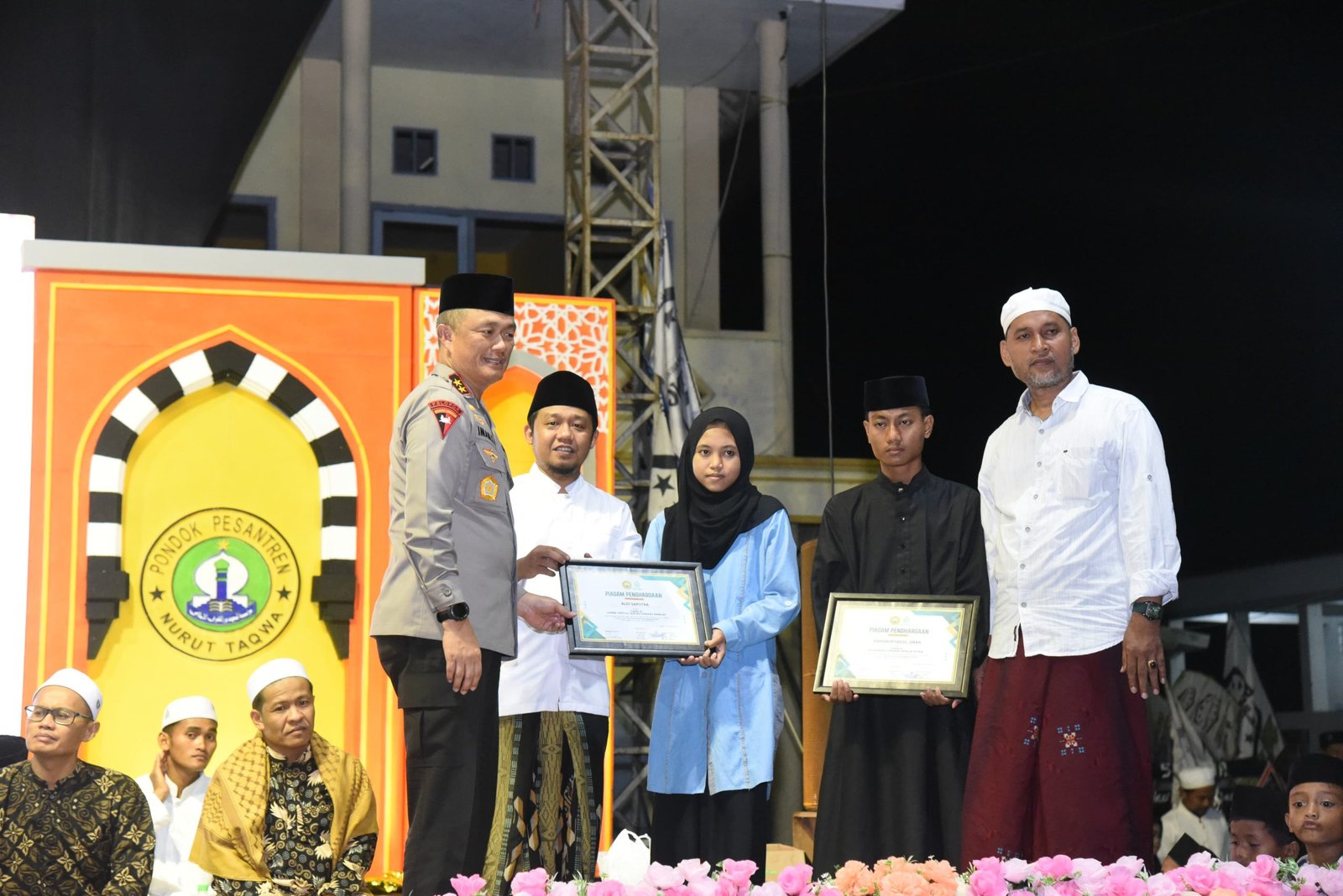 Kapolda Jawa Timur Irjen Pol. Drs. Imam Sugianto bersama rombongan Hadiri Acara Haul di Pondok Pesantren Nurut Taqwa Kecamatan Cermee Kabupaten Bondowoso. Jumat 08/03 2024. Kapolda Jatim menghadiri undangan ponpes Nurut Taqwa dalam rangka Haul jadinya Ponpes Nurut Taqwa yg ke 48 Tahun.