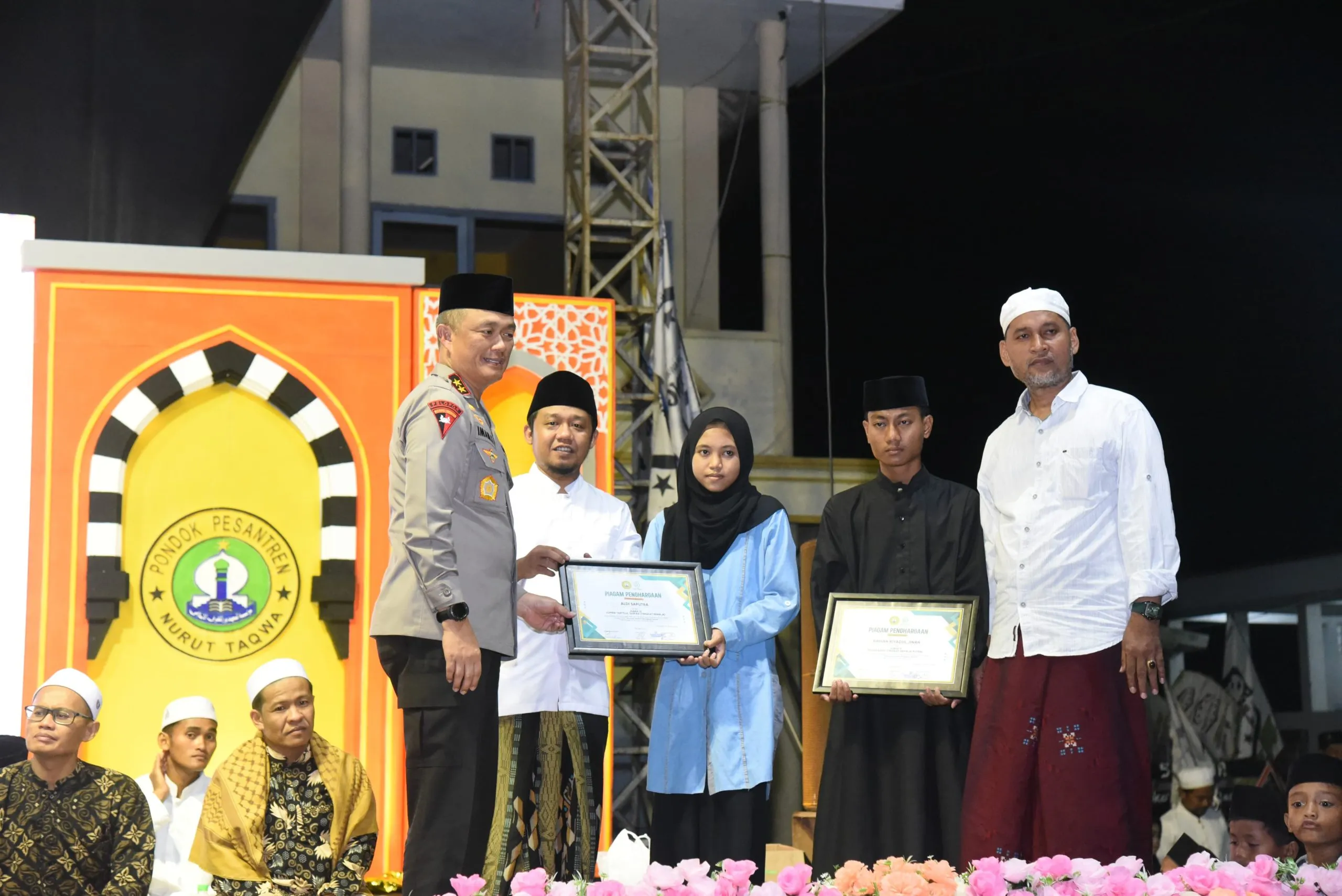 Kapolda Jawa Timur Irjen Pol. Drs. Imam Sugianto bersama rombongan Hadiri Acara Haul di Pondok Pesantren Nurut Taqwa Kecamatan Cermee Kabupaten Bondowoso. Jumat 08/03 2024. Kapolda Jatim menghadiri undangan ponpes Nurut Taqwa dalam rangka Haul jadinya Ponpes Nurut Taqwa yg ke 48 Tahun.