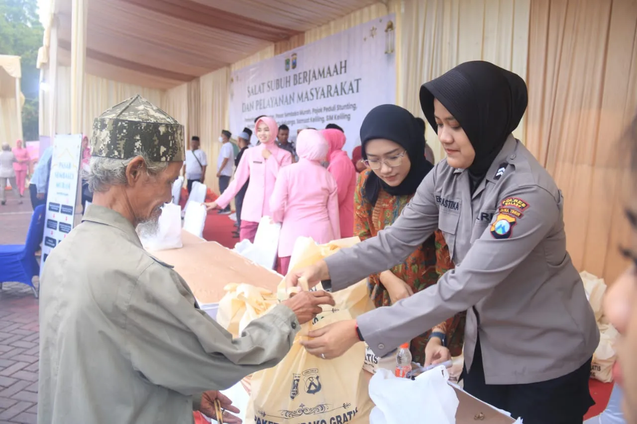 Ribuan warga yang memadati pasar murah sembako yang digelar oleh kepolisian di halaman Polres Malang, Jumat (8/3/2024). 