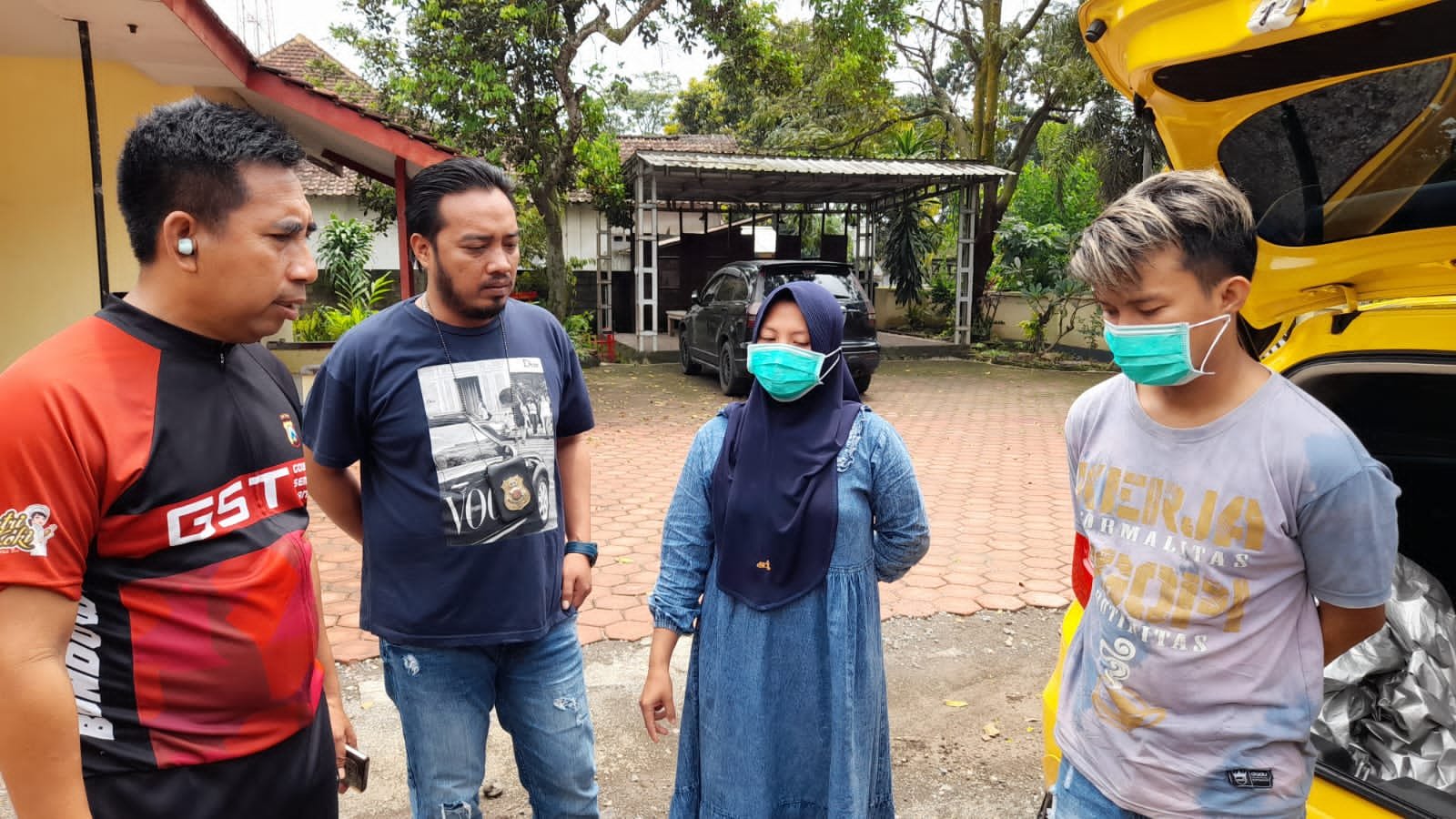 Aparat kepolisian unit reskrim Polsek Grujugan Polres Bondowoso, berhasil membekuk pasutri pelaku curhewan kambing. Berdasarkan hasil rekaman cctv di beberapa ruas jalan desa, saat beraksi pelaku tersebut menggunakan mobil mewah berwarna kuning. 
