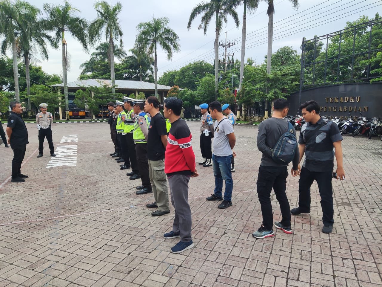 Kapolres Nganjuk AKBP Muhammad, S.H., S.I.K., M.Si., memimpin upaya menjaga keamanan selama libur Nyepi 2024 dengan menerjunkan tim patroli. Puluhan anggota polisi dari berbagai fungsi turut serta dalam operasi ini, yang dikoordinasikan oleh Kabagops Polres Nganjuk, Kompol Yusis Budi Krismanto, S.H., Senin (11/03/2024). 