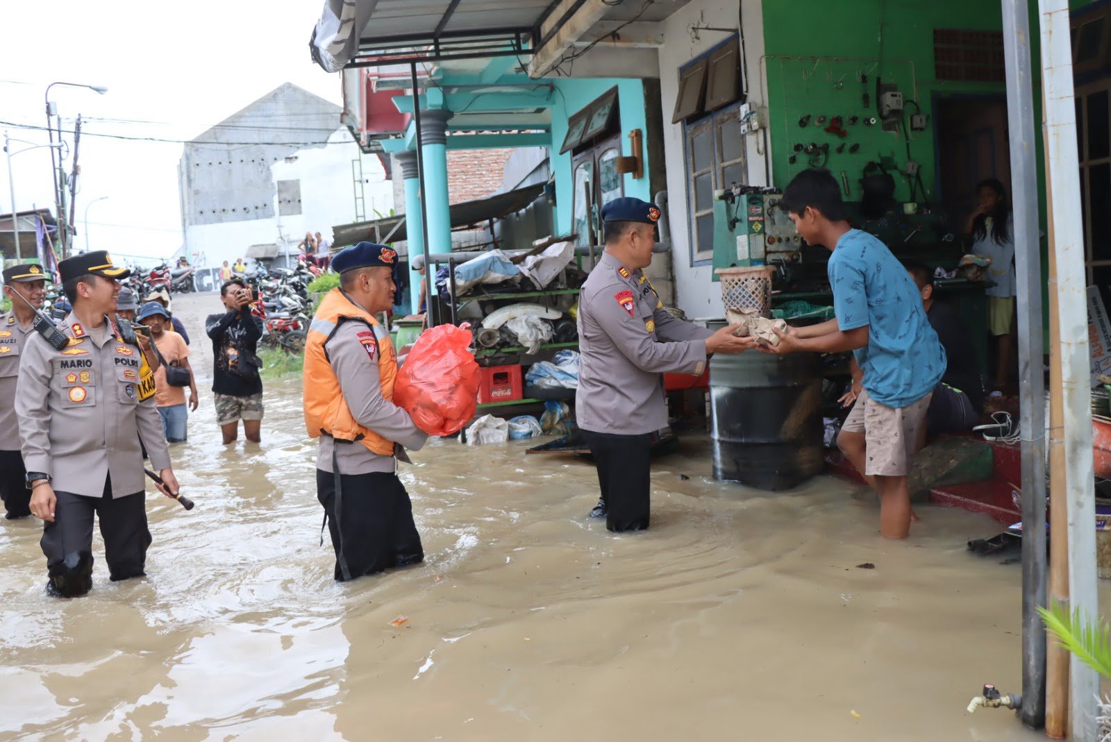 Memastikan kesiapsiagaan personel, sarana prasarana dan memantau Tinggi Muka Air (TMA) Sungai Bengawan Solo, Kapolres Bojonegoro, AKBP Mario Prahatinto, mendatangi pemukiman warga yang terdampak luapan air sungai Bengawan Solo.