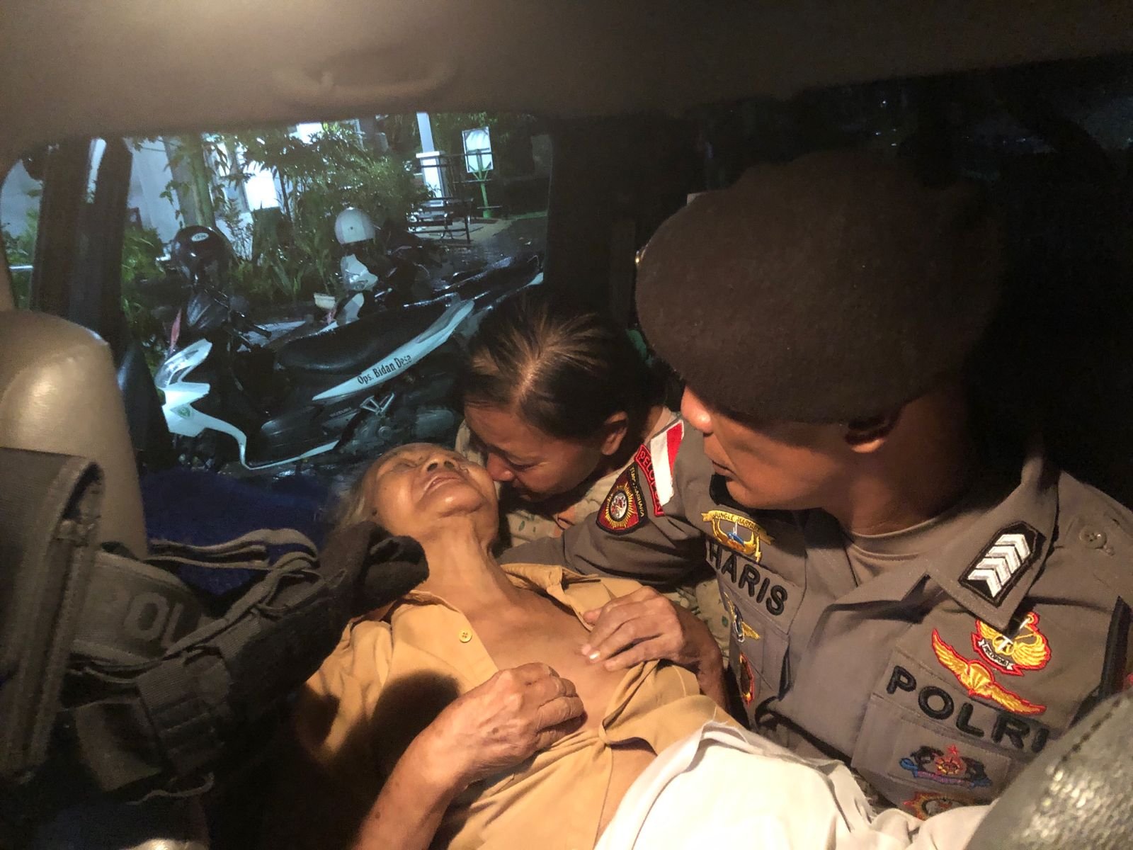 Tim Sar gabungan dari personel Polres Probolinggo, Kodim 0820 dan BPBD Kabupaten Probolingo bergerak cepat menangani bencana banjir yang menerjang tiga desa di Kecamatan Dringu pada Sabtu (9/3/2024) yang lalu.