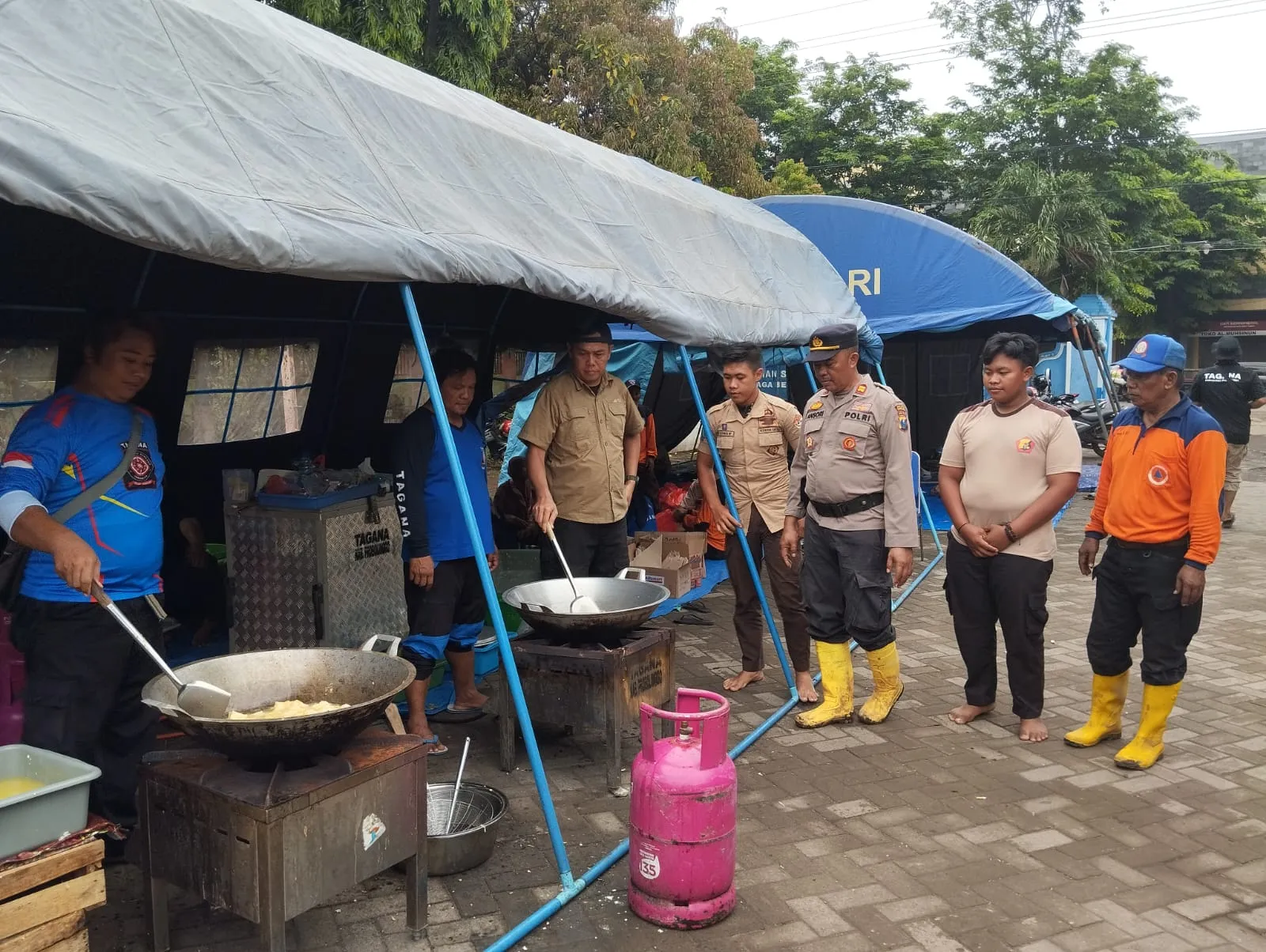 Respon Cepat Tim Gabungan TNI-Polri dan BPBD Probolinggo Tangani Banjir di Tiga Desa Kecamatan Dringu 