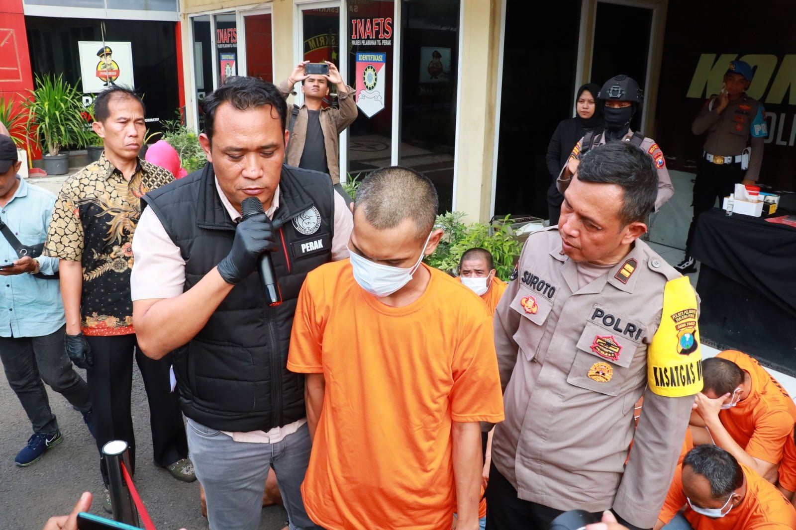 Polres Pelabuhan Tanjung Perak menangkap 21 orang pelaku kasus peredaran gelap narkotika, selama bulan Februari 2024, dari 17 Laporan Polisi (LP).