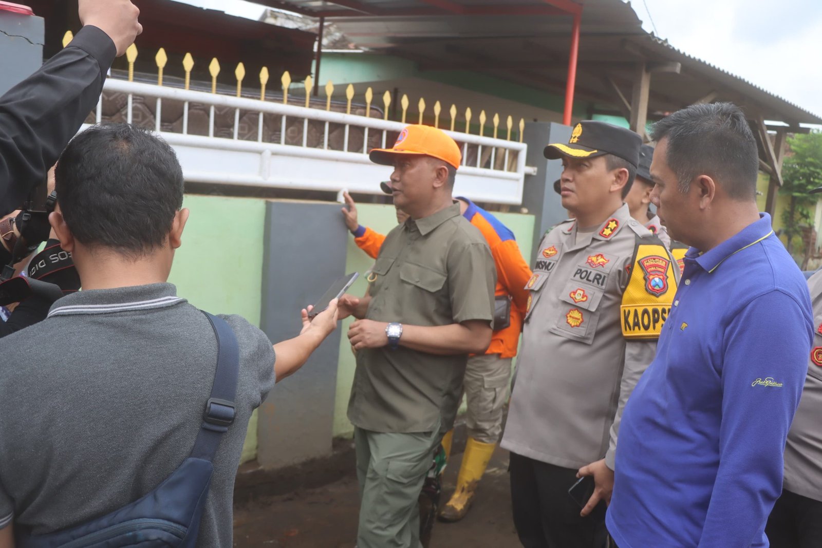 Pembersihan lumpur sisa banjir yang melanda tiga desa di Kecamatan Dringu, Kabupaten Probolinggo terus dilakukan. 