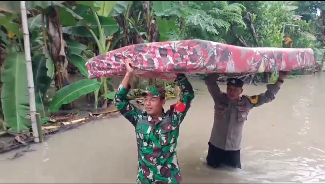 Hujan di wilayah Kabupaten Ngawi yang merata sepanjang hari membuat beberapa desa di Ngawi mengalami banjir akibat luapan air dari anak sungai.
