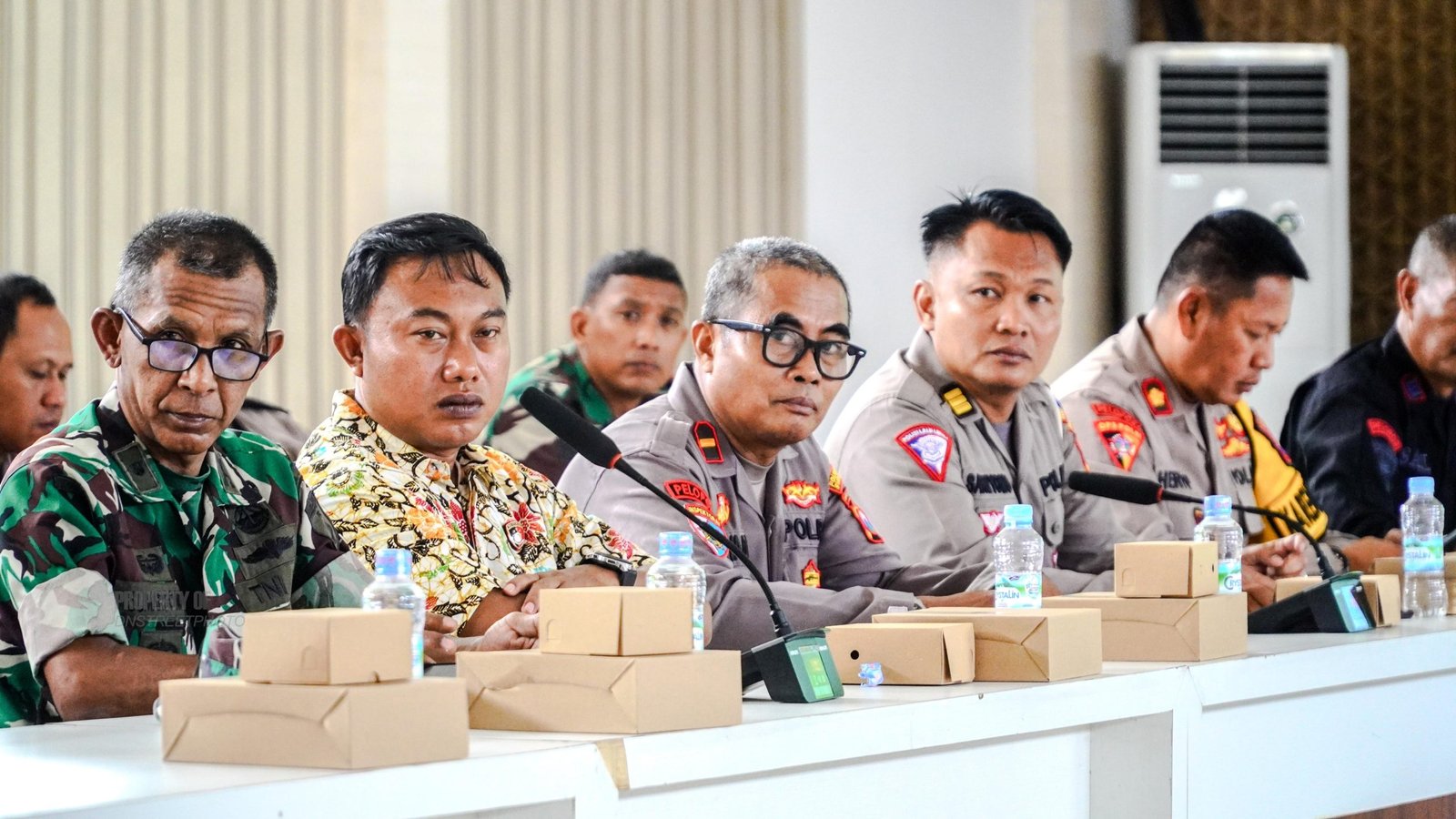 Wakapolrestabes Surabaya, AKBP Wimboko, S.I.K., M.H., memimpin rapat koordinasi dalam rangka membahas rencana pengamanan pertandingan sepak bola antara Persebaya vs Madura United.