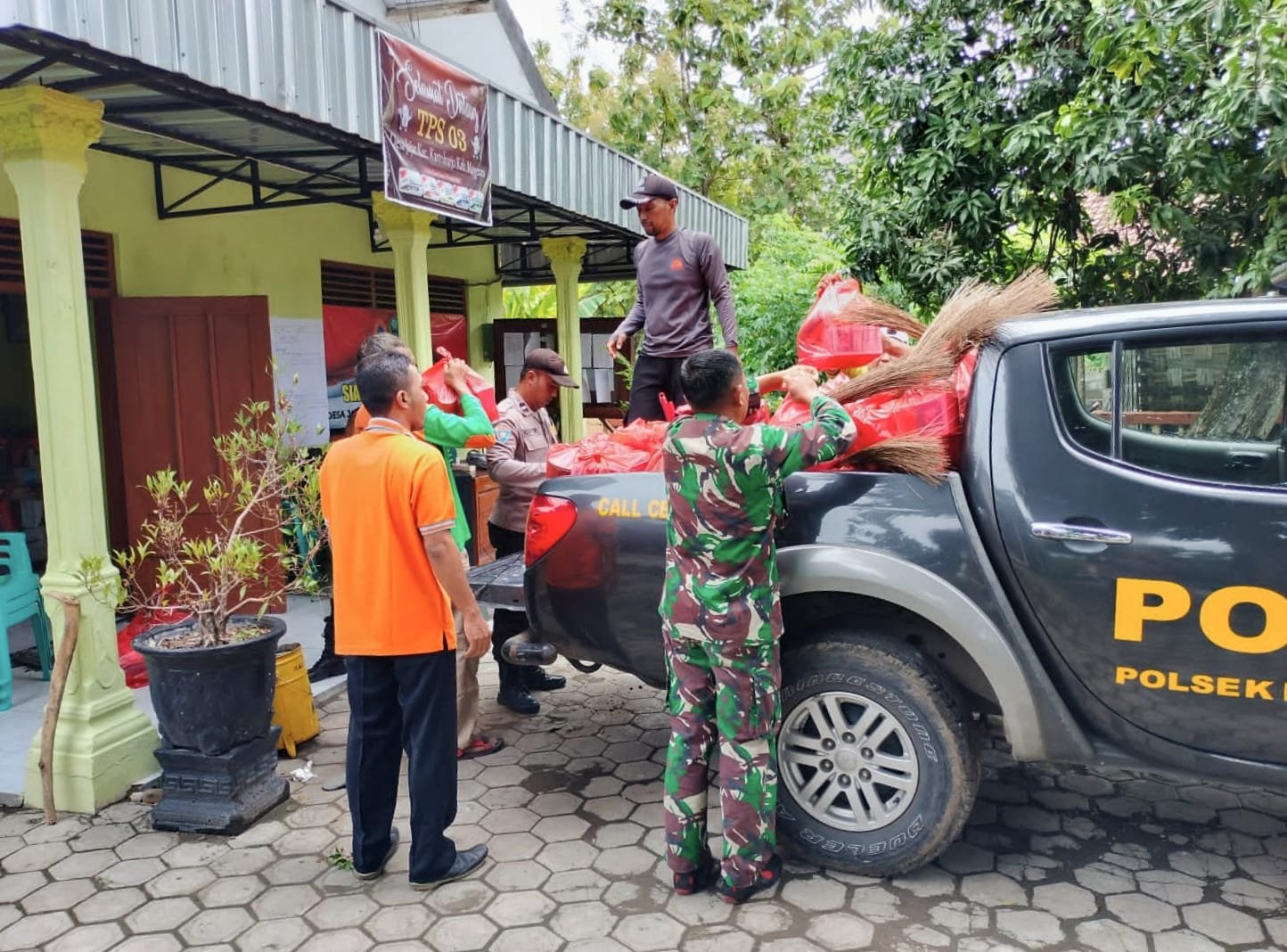 Banjir yang melanda Kecamatan Kartoharjo, Magetan, Jawa Timur, pada hari Senin (11/03/2024) yang lalu telah menyebabkan kerugian materil dan mengganggu aktivitas warga. 