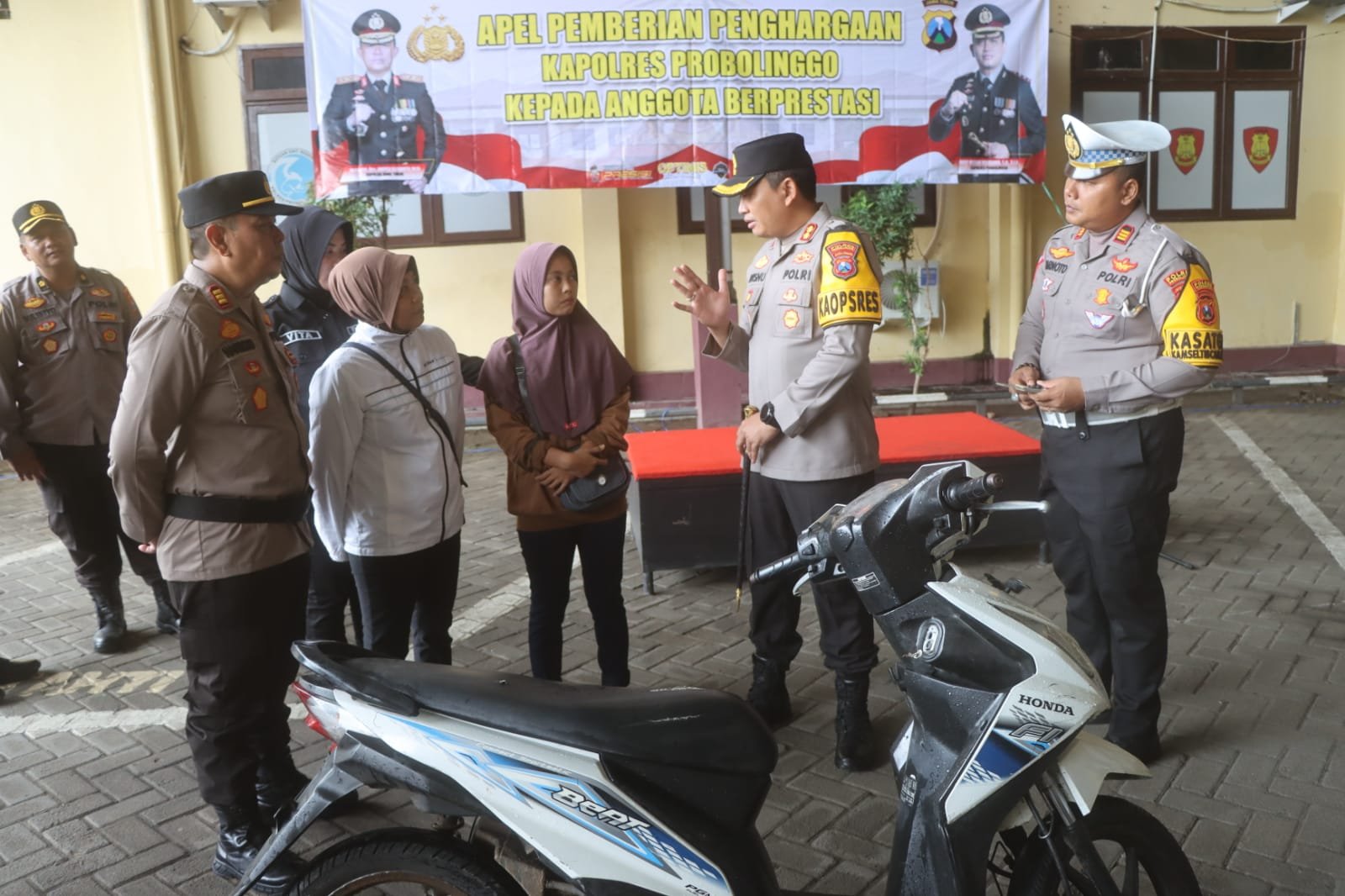 Kepolisian Resor Probolinggo mengembalikan satu unit motor hasil sitaan pencurian sepeda motor (curanmor) kepada korbannya, Amalia Nur Hasanah (20), warga Kecamatan Lumbang di Lapangan Apel Mapolres Probolinggo, Rabu (13/3/2024). 