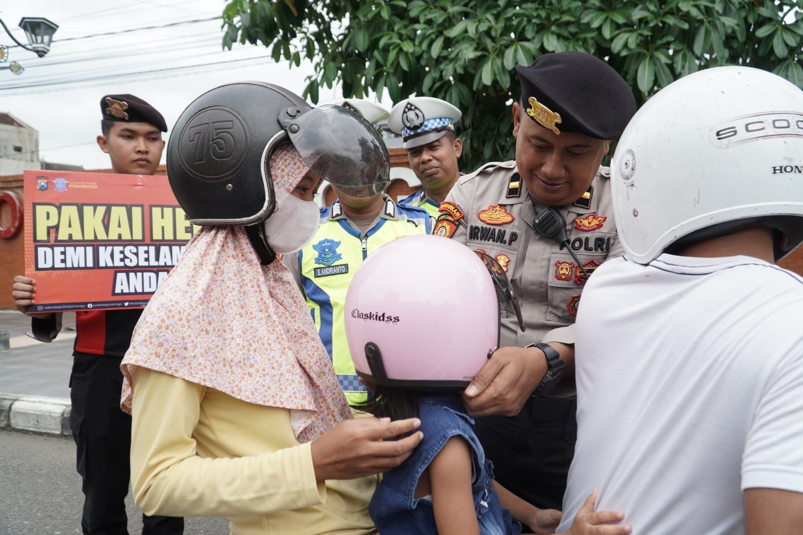 Dalam rangka meningkatkan kesadaran dan kepatuhan terhadap peraturan lalu lintas, Polres Ponorogo Polda Jatim melaksanakan Operasi Keselamatan Semeru 2024.