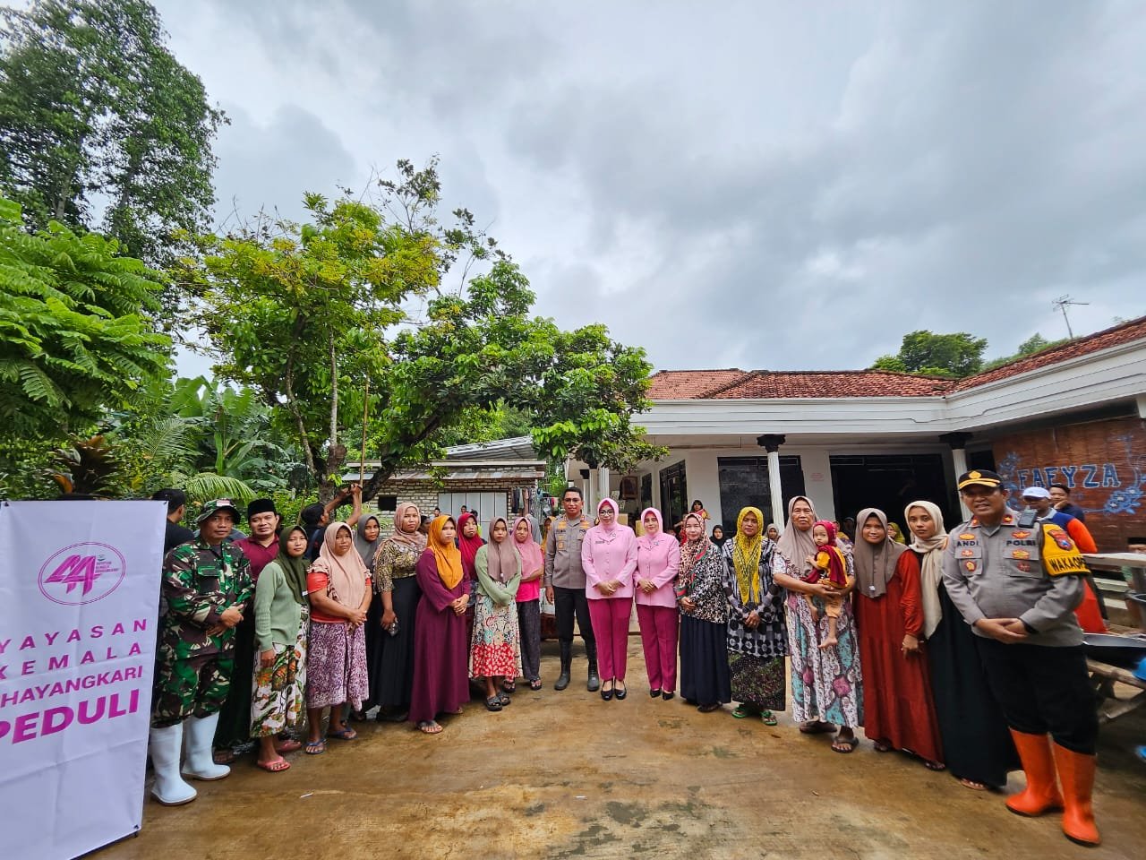 Banjir yang melanda Kabupaten Bangkalan sudah mulai surut meski masih ada di beberapa lokasi masih nampak genangan air lebih dari 30 cm.