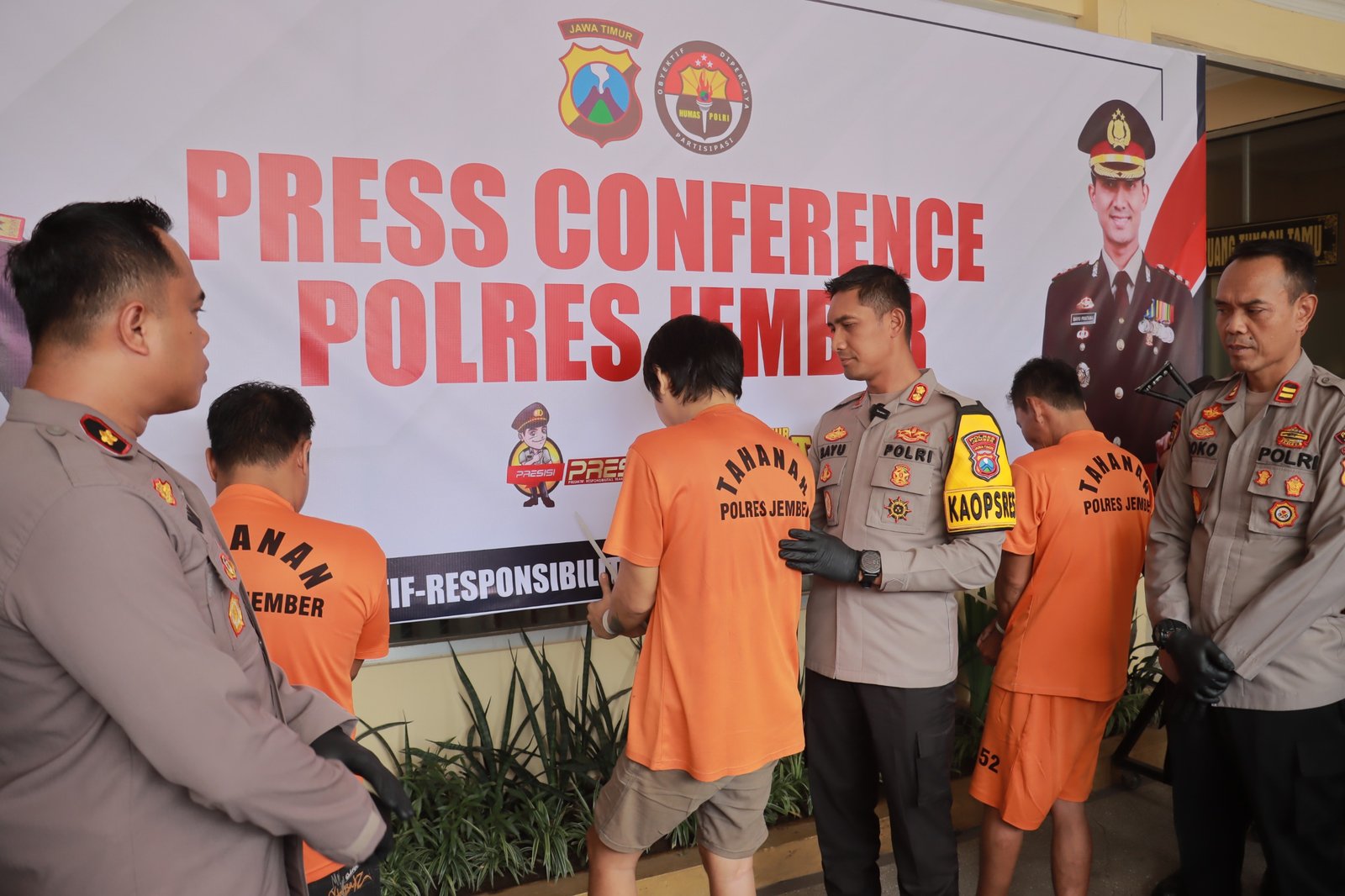 Polres Jember melalui Polsek Bangsalsari akhirnya mengamankan tiga orang tersangka terkait kasus perampasan motor dan kalung milik seorang wanita berinisial SDS (30) warga Petung Bangsalsari Jember.