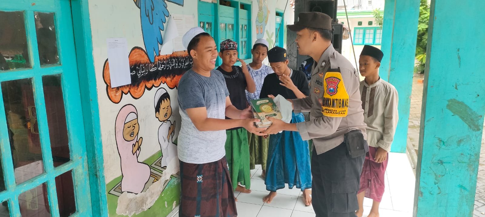 Kapolres Pamekasan AKBP Jazuli Dani Iriawan melalui Kapolsek Larangan Iptu Mohammad Kadarisman memberikan bantuan Al-Qur'an ke beberapa Pondok Pesantren, Masjid dan Musholla di wilayah setempat.