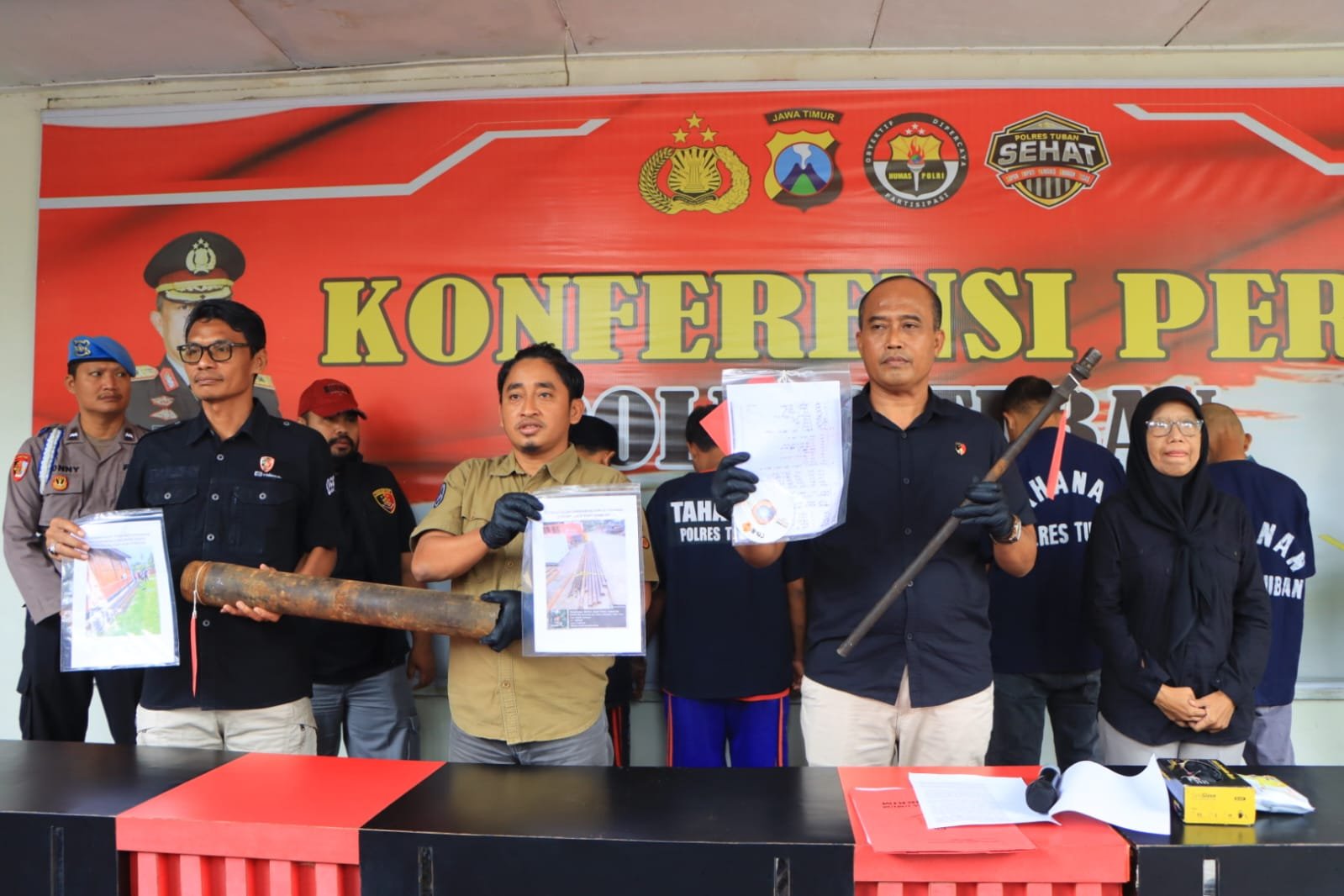 Kepolisian Resor Tuban berhasil mengamankan 5 sindikat pelaku pencurian pipa Tubing dan pipa sakrod yang berada di gudang milik PT. Pertamina EP Banyuurip Kecamatan Senori Kabupaten Tuban.