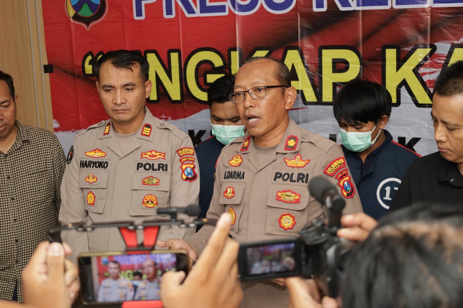 Polisi membongkar peredaran uang palsu (upal) di Surabaya. Dua pelaku yang berperan sebagai produsen dan distributor upal turut diamankan.