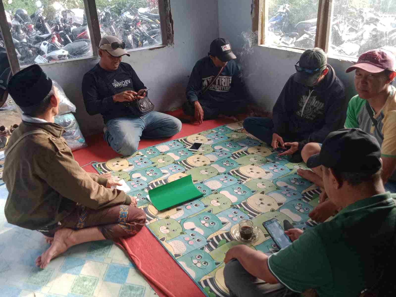 Ketua IWB saat ini laksanakan Jumat berkah dengan mengisi kotak amal demi pencapaian pembangunan masjid Baitul Nur, yang terletak di Dusun Kampung Baru Desa Margomulyo kecamatan Glenmore. JUM'AT (15/03/2024).