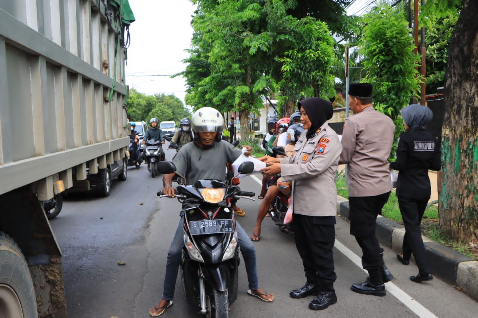 Kepolisian Resor Tuban kembali melaksanakan program berbagi sedekah berkah di bulan suci Ramadhan dengan membagikan takjil kepada masyarakat 