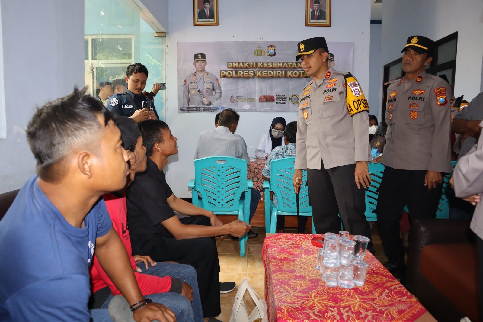 Untuk menampung aspirasi masyarakat, Polres Kediri Kota rutin menggelar pertemuan dengan warga tiap hari, utamanya tiap hari Jumat yang dikemas dengan program 'Jumat Curhat'.