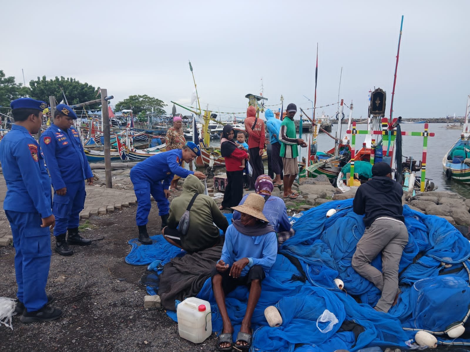 Satpolairud Polres Situbondo Polda Jatim melaksanakan patroli untuk memberikan himbauan terkait informasi peringatan dini (early warning) dari BMKG terkait cuaca ekstrem yang berpotensi menyebabkan bencana hidrometeorologi diwilayah Jawa timur.