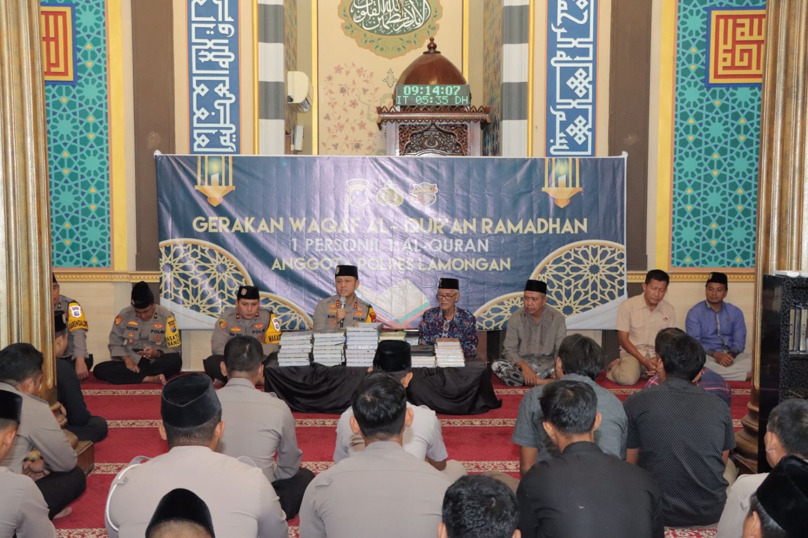 Guna meningkatkan keimanan dan ketaqwaan Anggota, Polres Lamongan Polda Jatim menyelenggarakan bimbingan rohani dan mental (Binrohtal) yang dilaksanakan di Masjid Al Busrah Jl. KBP. M. Duryat Lamongan.