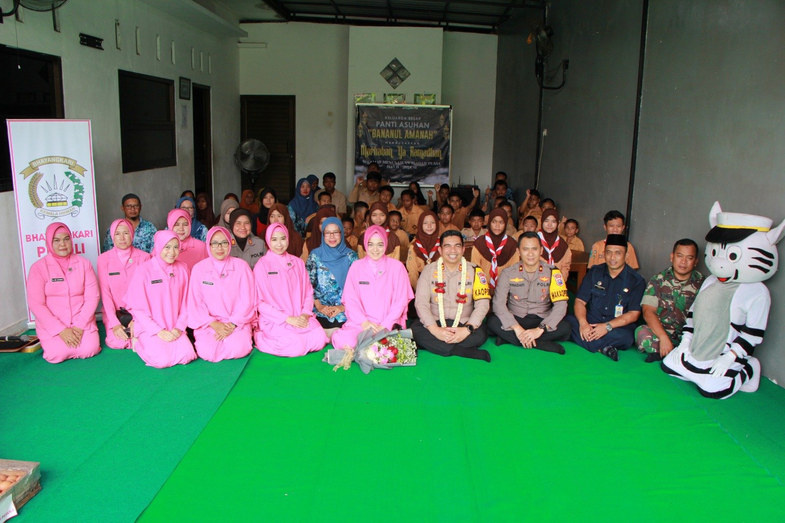 Dalam rangka menyambut bulan suci Ramadhan, Kapolres Madiun AKBP M. Ridwan, bersama pejabat utama Polres Madiun dan Bhayangkari Cabang Madiun, melaksanakan kegiatan bakti sosial di Asrama Sekolah Luar Biasa (SLB ) Bananul Amanah, Desa Banjarsari, Kecamatan Dagangan, Kabupaten Madiun, Jum'at (15/3).