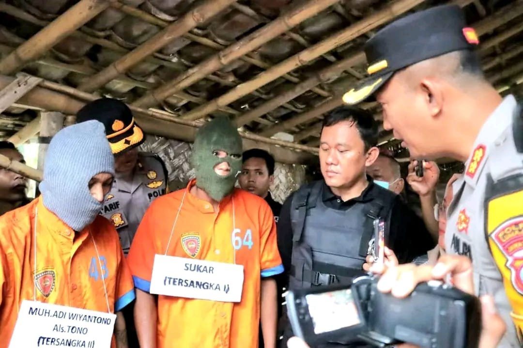 Dua maling sapi di gelandang Polisi ke lokasi pencurian untuk dilakukan rekontruksi di dusun Panggung Gempol desa Dorogowok kecamatan Kunir kabupaten Lumajang, Sabtu (16/3/2024).