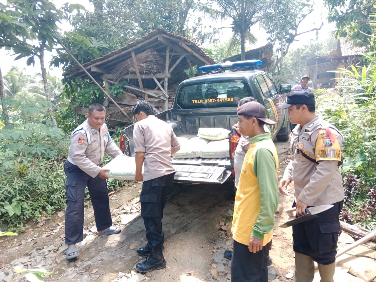 Polsek Tulakan Polres Pacitan bersama relawan Petarung Kehidupan dan warga setempat mengadakan bakti sosial ( Baksos) di Dusun Sriten, Desa Wonoanti, Kecamatan Tulakan Kabupaten Pacitan.