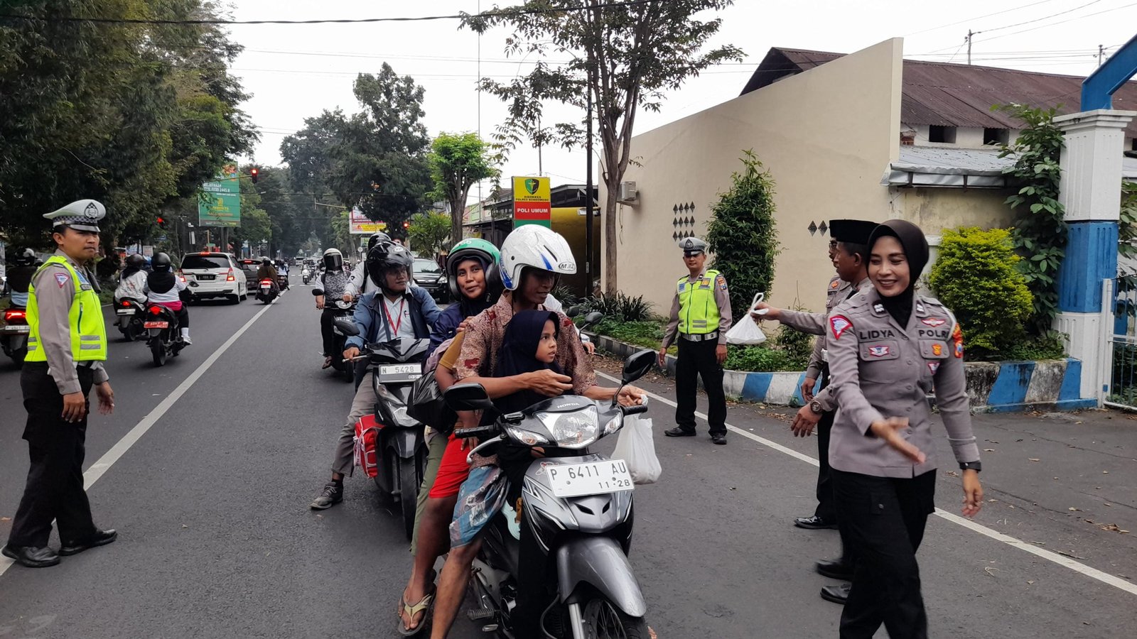 Meskipun Operasi Keselamatan Semeru 2024 telah selesai pada 17 Maret 2024, namun upaya Satlantas Polres Bondowoso mengajak masyarakat terutama pengguna jalan untuk tertib berlalu lintas terus dilakukannya.