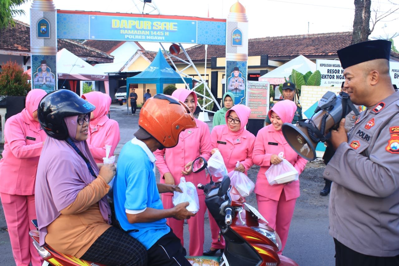 Jajaran Polres Ngawi serta Bhayangkari mengisi bulan Ramadhan dengan menebar kebaikan.