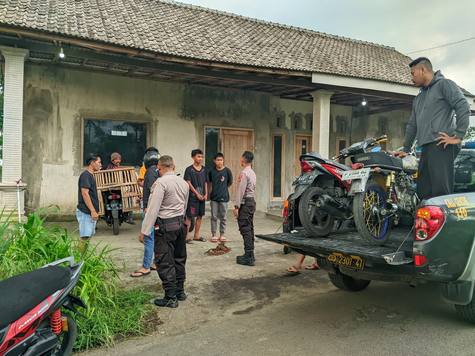 Kepolisian Sektor (Polsek) Curahdami melakukan penertiban terhadap aksi balap liar yang kerap terjadi selama bulan Ramadhan 1445 Hijriah 2024 di beberapa ruas jalan di wilayah Kecamatan Curahdami, Kabupaten Bondowoso. Hasilnya, ada beberapa motor telah diamankan oleh anggota Polsek Curahdami. 