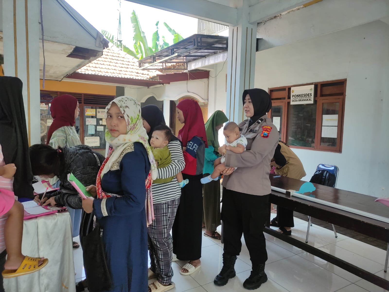 Dalam rangka mendukung program pemerintah menangani stunting, Polres Mojokerto Polda Jatim terjunkan anggota untuk membantu kegiatan Pos Pelayanan Kesehatan Terpadu (Posyandu).