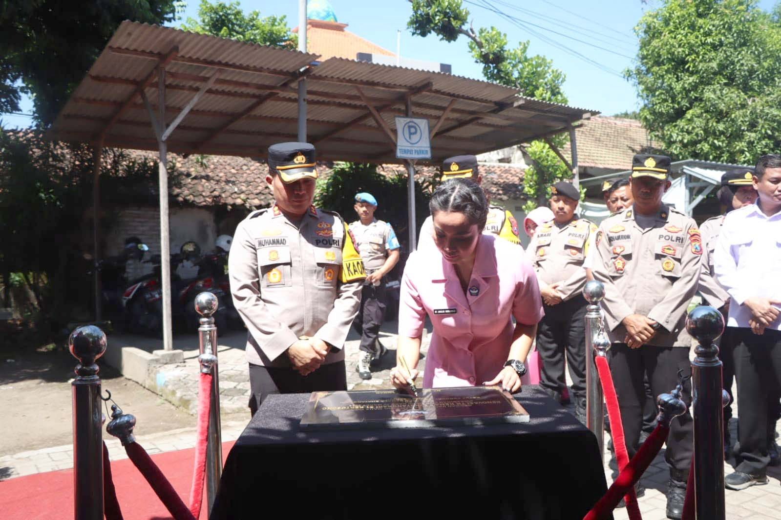 Gedung Taman Kanak – Kanak (TK) Bhayangkari Kertosono digunakan kembali secara normal paska diresmikan oleh Kapolres Nganjuk, AKBP Muhammad, S.H., S.I.K., M.Si., beserta Ketua Bhayangkari Cabang Nganjuk Ibu Anggun Muhammad, Rabu (20/03/2024).