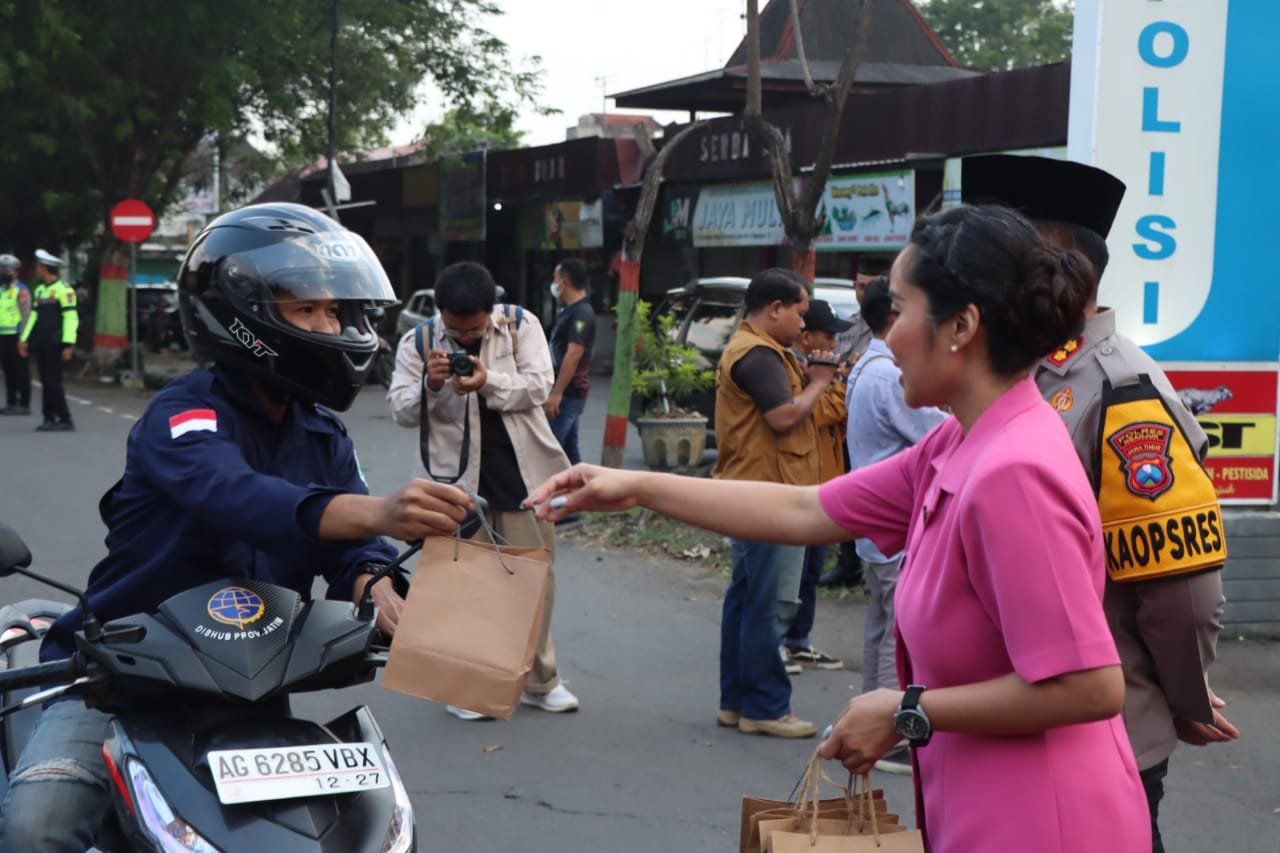Polres Nganjuk kembali membagikan bingkisan takjil kepada pengguna jalan yang sedang melintas di depan mapolres dan Pos Lantas 12.05 Pujahito Kabupaten Nganjuk, namun kali ini dilaksanakan bersama dengan Pengurus Bhayangkari Cabang Nganjuk, Rabu(20/03/2024).