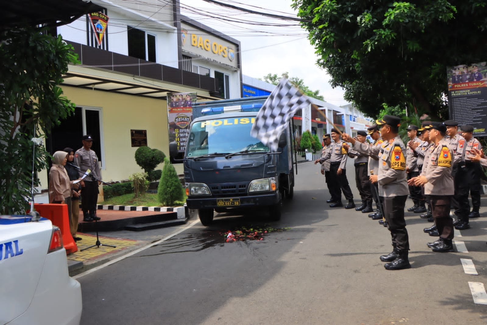 Bentuk kepedulian Polri kepada korban terdampak bencana alam, Polres Tuban mengirimkan satu unit truck berikan bantuan untuk korban banjir di Jawa Tengah.