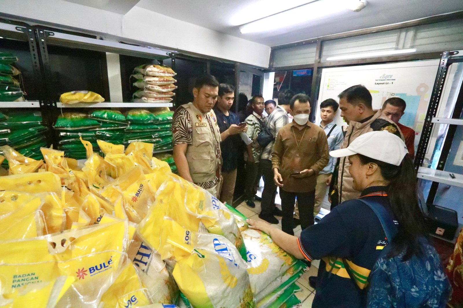 Tim Satgas Pangan kembali melakukan inspeksi di sejumlah pasar, guna memastikan harga dan stok kebutuhan Bahan Pokok Penting (Bapokting) di wilayah Jawa Timur jelang Hari Raya Idul Fitri, aman. 