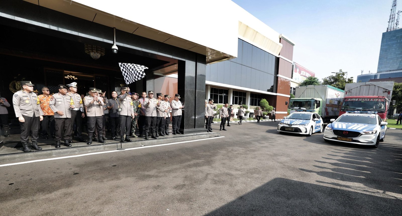 Kapolda Jawa Timur,Irjen Pol Drs.Imam Sugianto,M.Si memberangkatkan 50.789 paket bantuan kemanusiaan Polda Jatim peduli Bencana banjir ke sejumlah wilayah di Jawa Tengah, Jumat (22/3/2024).