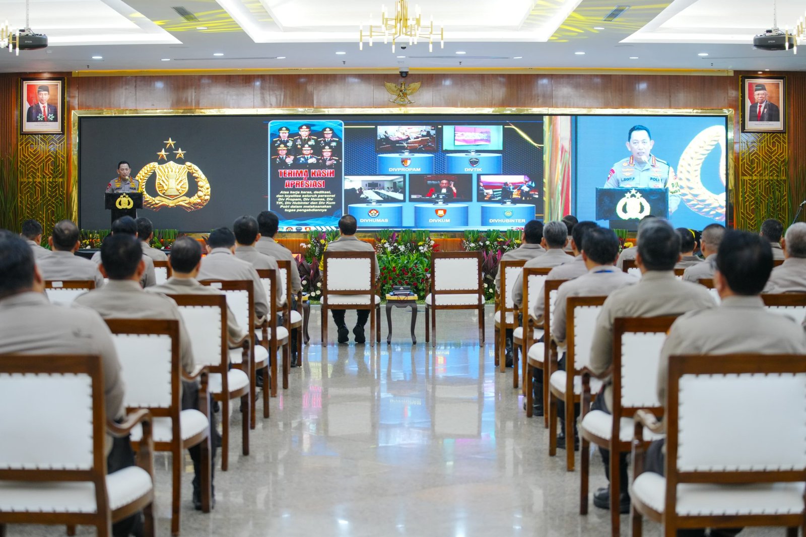 Kapolri Jenderal Polisi Drs. Listyo Sigit Prabowo membuka rakernis gabungan sejumlah satker Polri hari ini. Rakernis tersebut dihadiri sejumlah perwakilan pejabat utama Mabes Polri dan para Kapolda hingga polres jajaran secara daring.