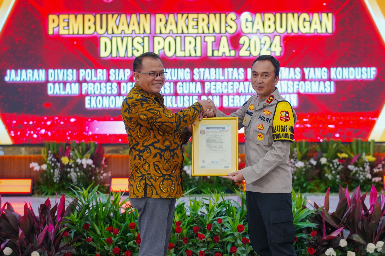Kadivhumas Polri Irjen. Pol. Sandi Nugroho menerima penyerahan sertifikat ISO 9001:2015 yang diserahkan langsung oleh Vice President of corporate secretary PT Sucofindo Arifin SE. Penyerahan tersebut disaksikan langsung oleh Kapolri Jenderal Polisi Drs. Listyo Sigit Prabowo, PJU Mabes Polri dan Peserta Rakernis Satker divisi gabungan.