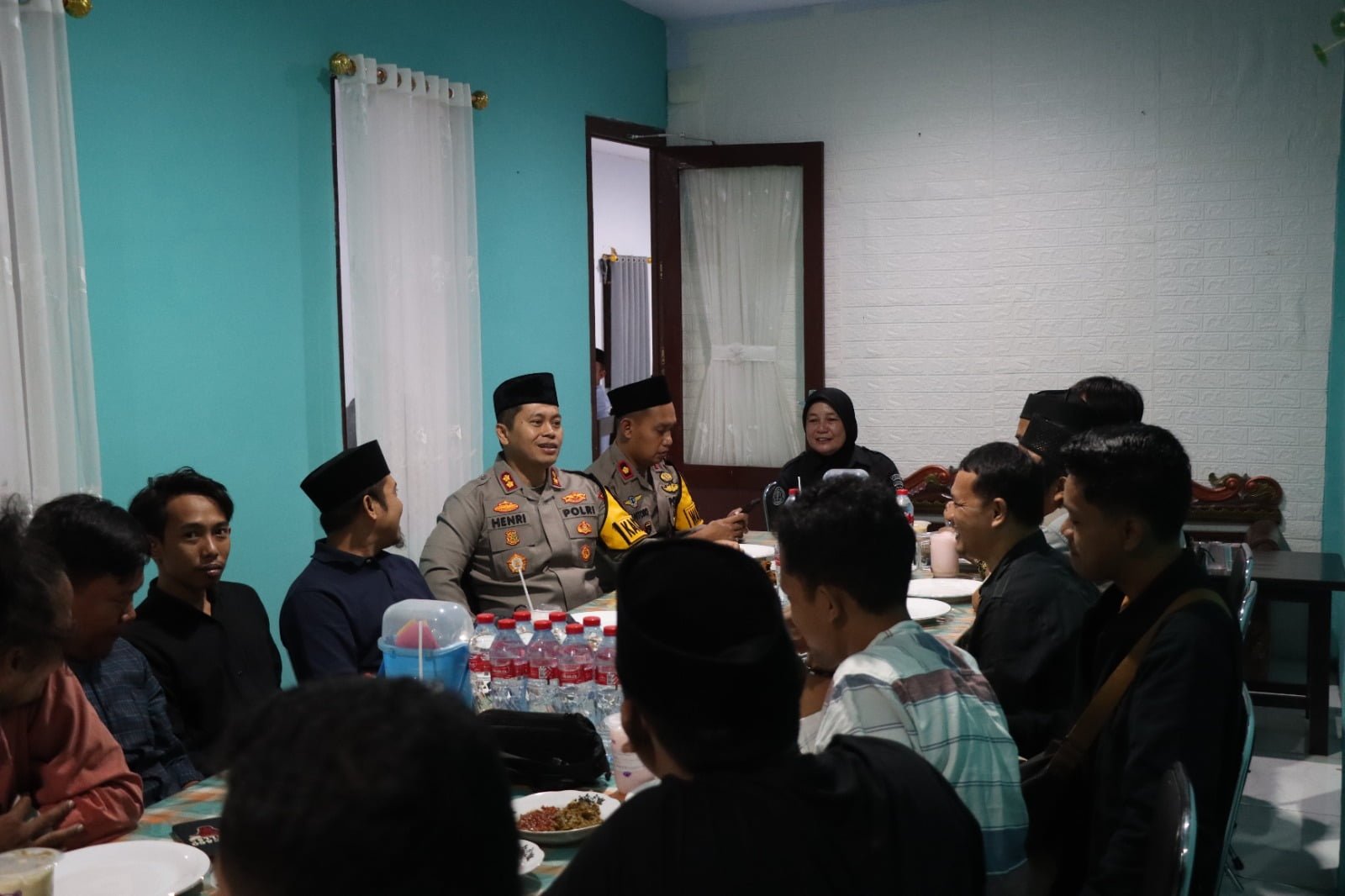 Kapolres Sumenep, AKBP Henri Noveri Santoso.,S.H.,S.I.K.,M.M ngobrol Kamtibmas dengan para jurnalis yang tergabung dalam Komunitas Jurnalis Sumenep (KJS).