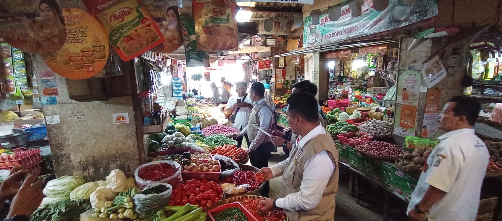 Tim Satuan Tugas (Satgas) Pangan Polres Malang bekerjasama dengan Kepala Pasar melakukan pengecekan bahan pokok di Pasar Kepanjen, Kabupaten Malang, Rabu (20/3/2024). 