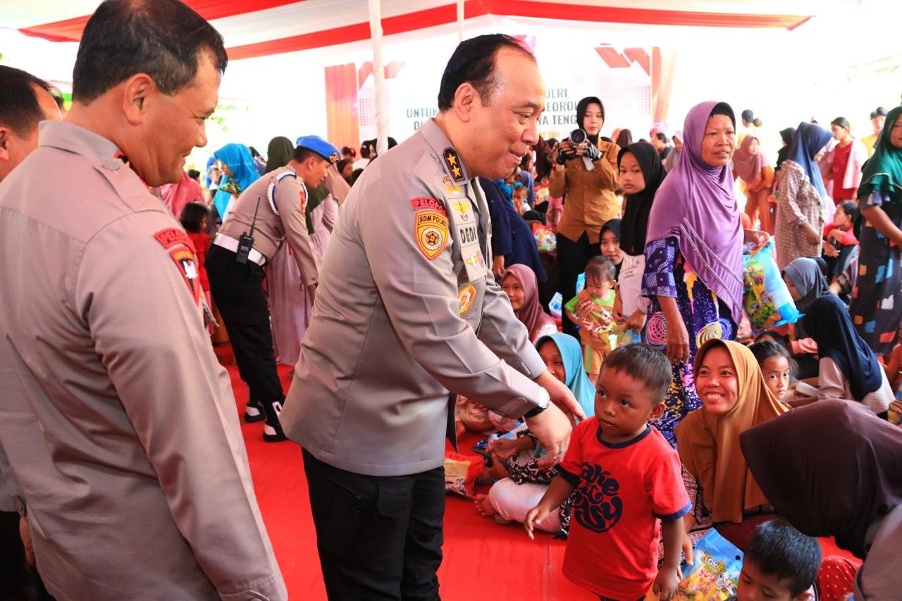 Asisten Kapolri Bidang Sumber Daya Manusia (As-SDM), Irjen Pol Dedi Prasetyo mengunjungi warga yang terdampak banjir Demak, Sabtu (23/3/2024). 