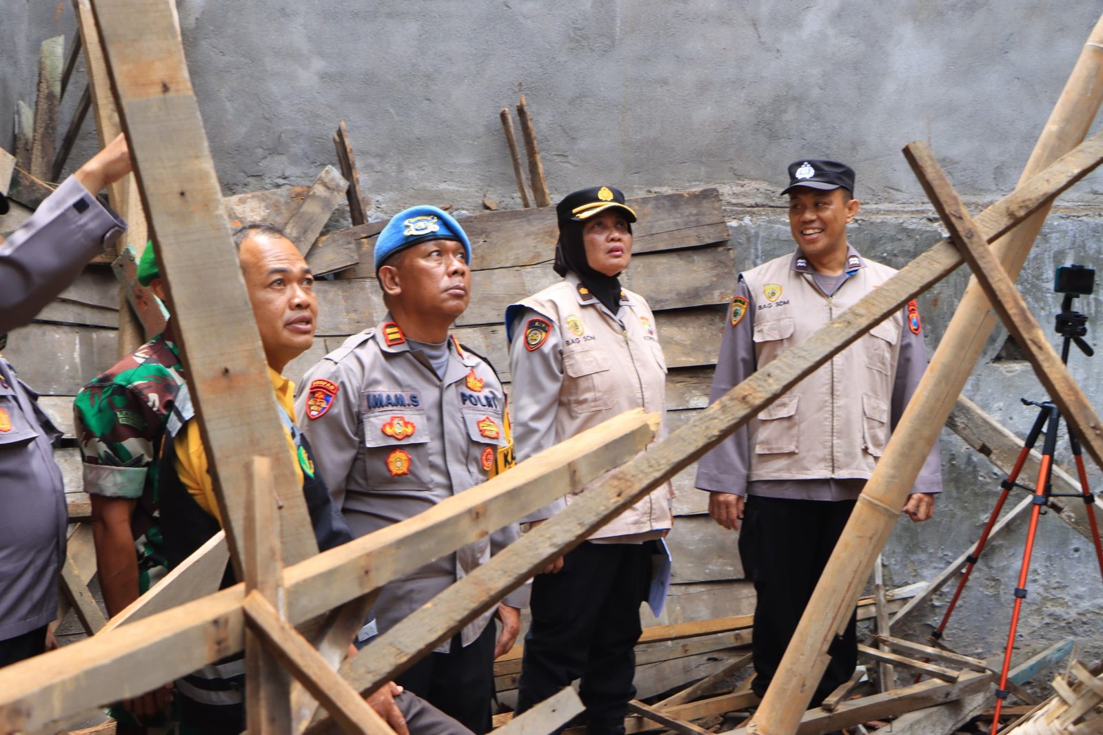 Kapolres Tuban bersama Kalaksa BPBD mengunjungi dan memberikan bantuan Bencana gempa bumi dengan magnitudo (M) 6,5 yang mengguncang warga Kabupaten Tuban dan sekitarnya pada Jumat (22/03) lalu berakibat rusaknya puluhan bangunan rumah warga dan menyisakan trauma yang cukup mendalam.