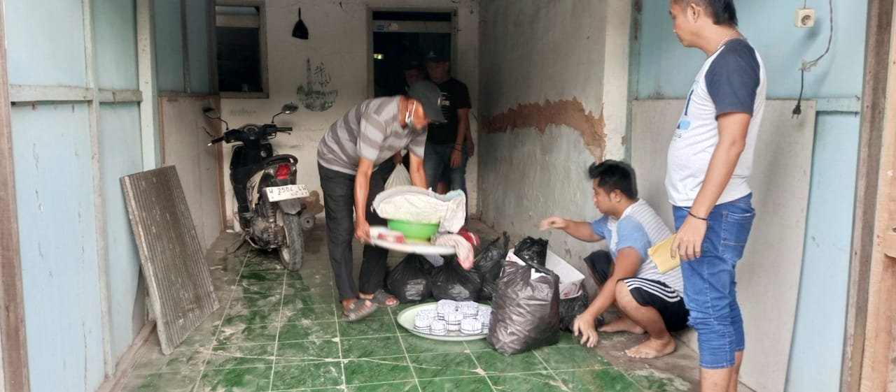 Sejumlah bahan peledak dan bahan material mercon berikut lima orang pelaku diamankan tim Opsnal Satreskrim Polres Pamekasan Polda Jatim saat menggelar Operasi Pekat Semeru 2024 di tiga lokasi, Minggu (24/3/2024). 