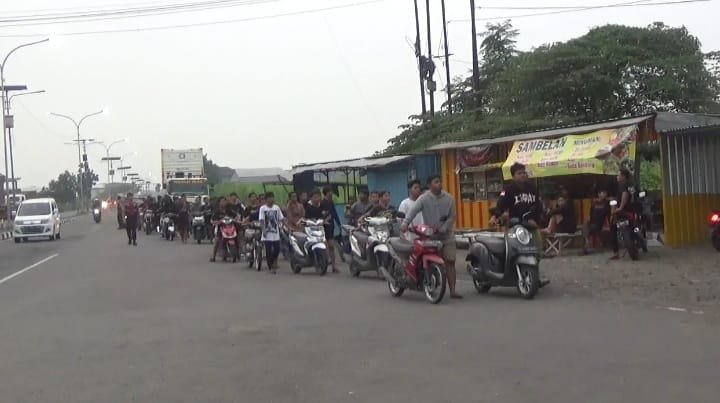 Memelihara keamanan dan ketertiban Masyarakat ( Harkamtibmas) di bulan Ramadhan, Polisi membubarkan balap liar yang dilakukan oleh puluhan remaja di jalan lingkar atau ring road Mojoagung Jombang.