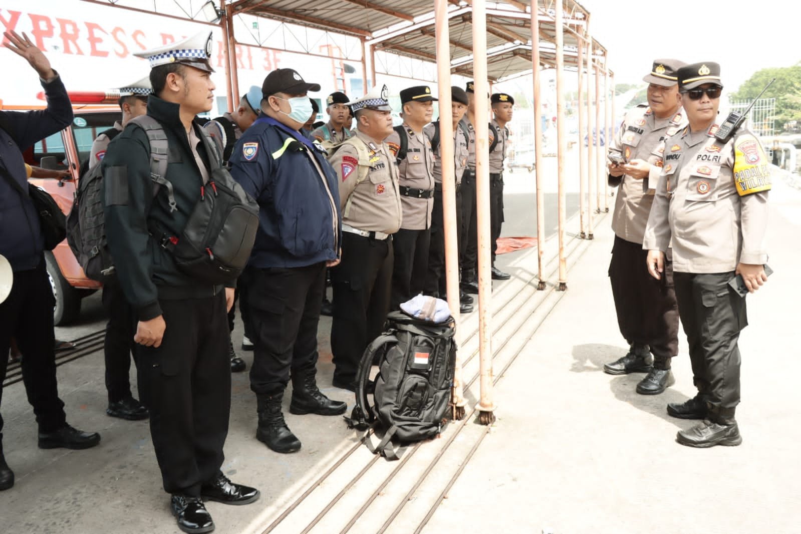 Pasca gempa yang mengakibatkan banyaknya bangunan di Pulau Bawean Kabupaten Gresik, sebanyak 31 personel Polri dari Polres Gresik Polda Jatim diberangkatkan bersama dengan ribuan paket sembako untuk membantu korban terdampak.