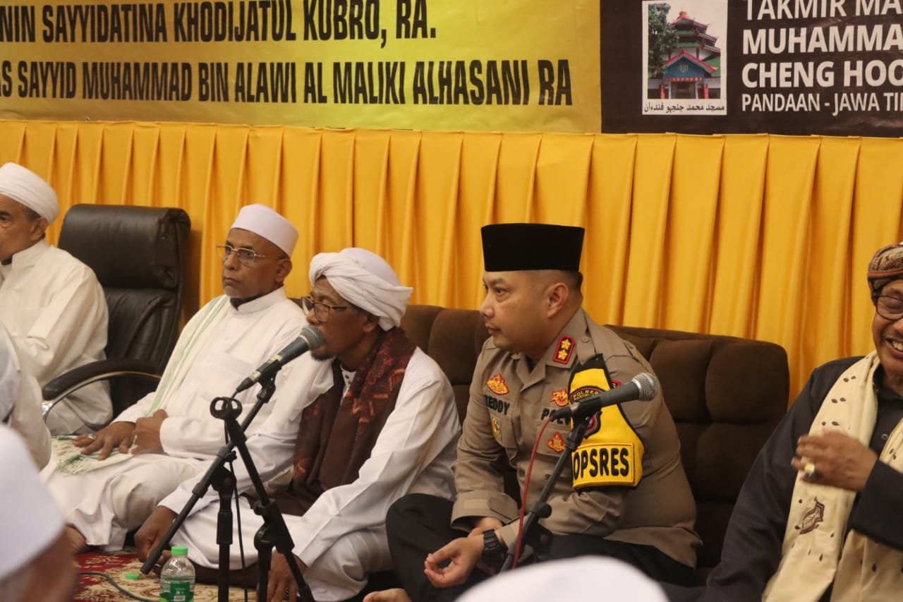 Kapolres Pasuruan AKBP Teddy Chandra, S.I.K, M.Si bersama rombongan pejabat utama Polres Pasuruan menghadiri Haul Abuya Assayyid Muhammad Bin Alawi Al-Maliki yang ke-20 di Masjid Ceng Ho Kecamatan Pandaan, Kabupaten Pasuruan, Senin (25/03 2024). 