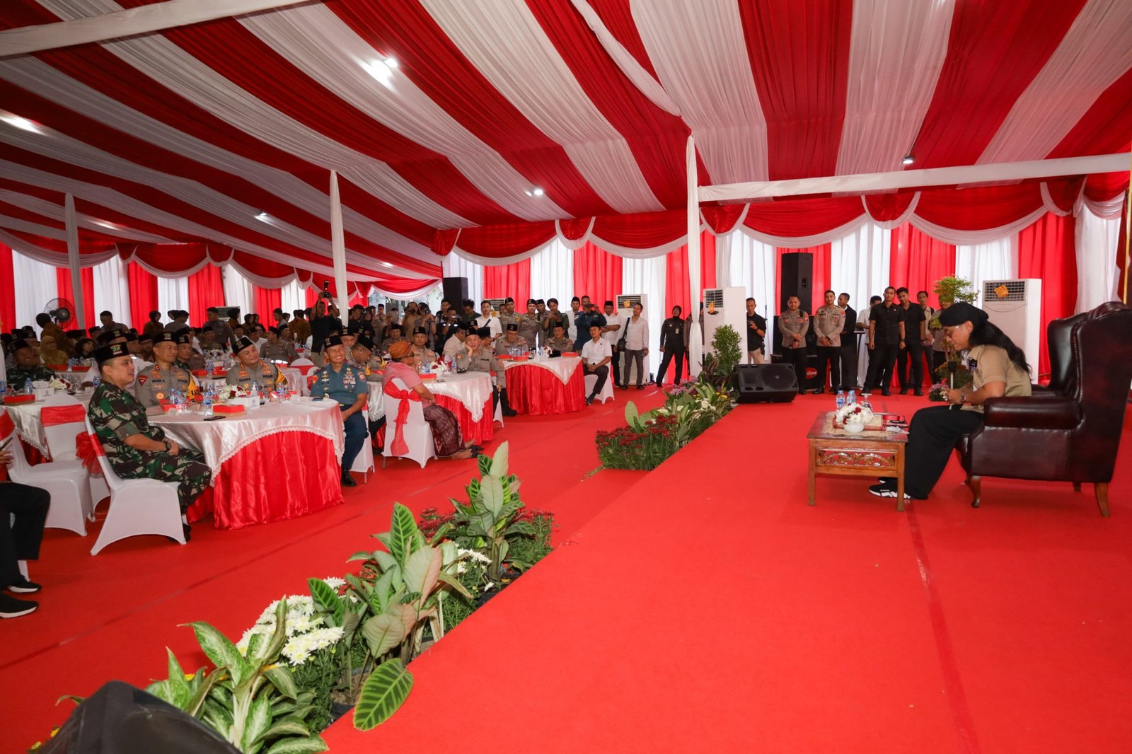 Ustadz Miftah Maulana, atau yang lebih akrab disapa Gus Miftah mengisi tausiah yang diselenggarakan oleh Polrestabes Surabaya, Selasa (26/3).